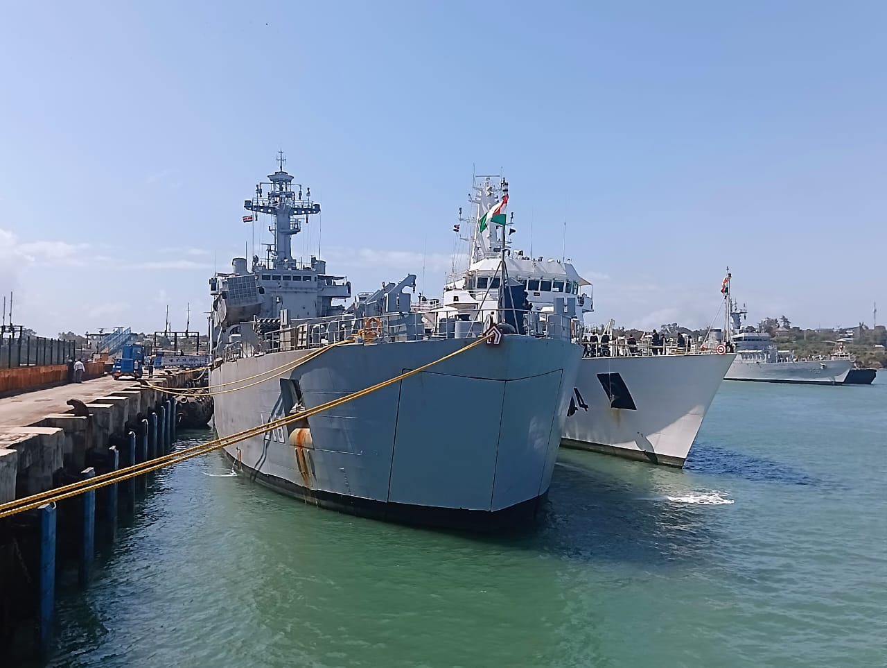 भारतीय नौसेना का प्रथम प्रशिक्षण स्क्वाड्रन मॉमबासा, केन्या में पोर्ट कॉल पर