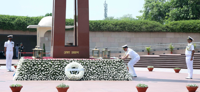 एडमिरल दिनेश के. त्रिपाठी पी.वी.एस.एम., ए.वी.एस.एम., एन.एम. ने भारतीय नौसेना के 26वें नौसेना स्टाफ के प्रमुख के रूप में कमान संभाली