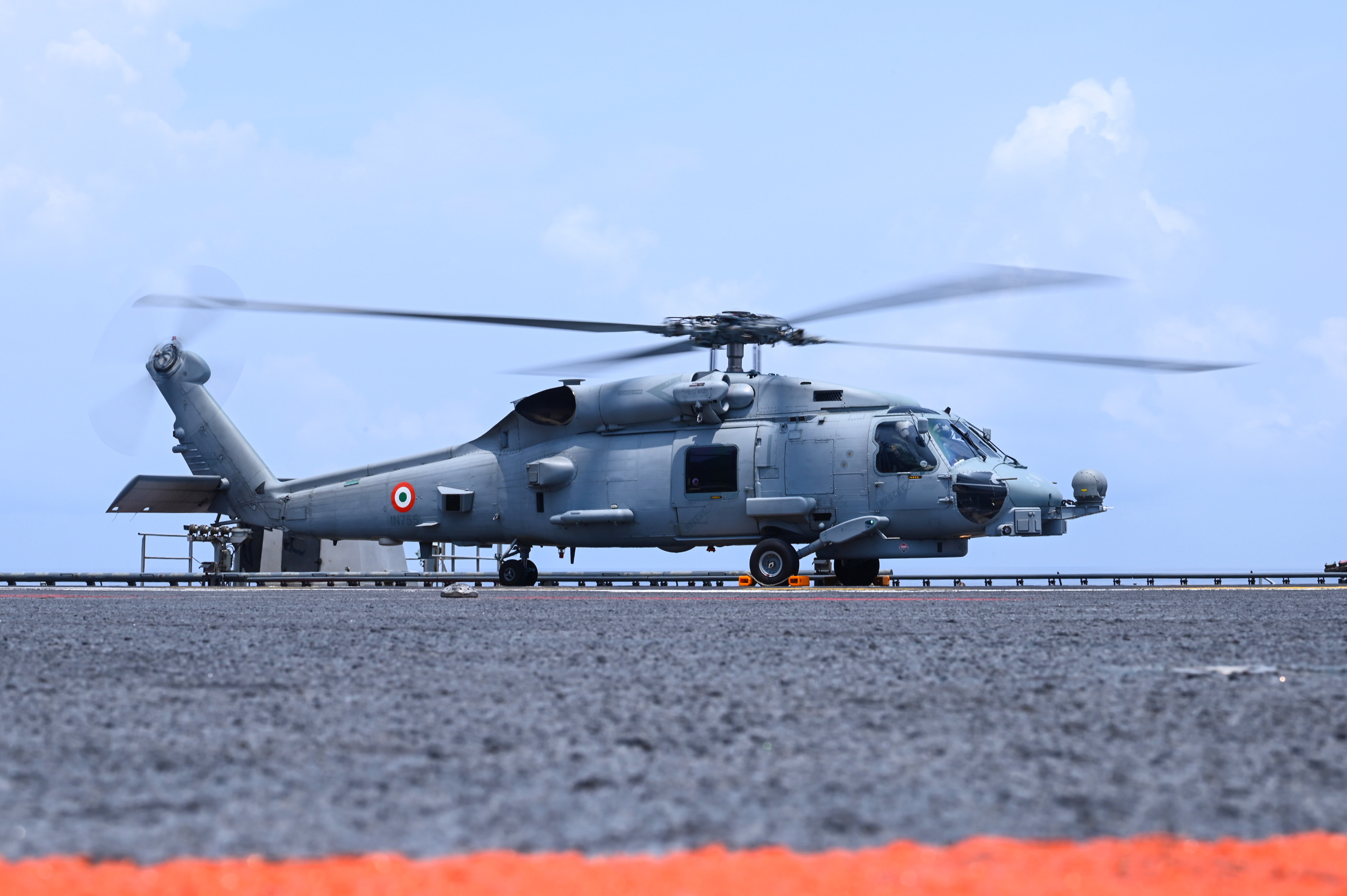 भारतीय नौसेना द्वारा आई.एन.ए.एस. 335 (ऑस्प्रेय्स) को सेवा में शामिल किया जाएगा