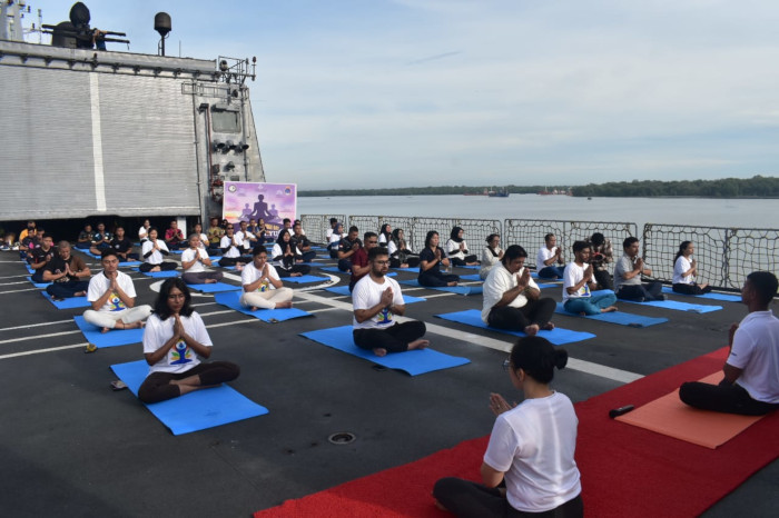 भारतीय नौसेना ने मनाया अंतर्राष्ट्रीय योग दिवस (आई.डी.वाई.) – 24