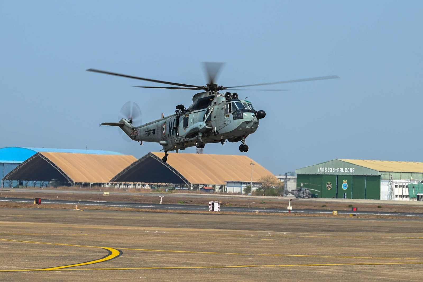 भारतीय नौसेना और तटरक्षक बल ने समुद्र में साहसिक चिकित्सा निकासी अभियान चलाया