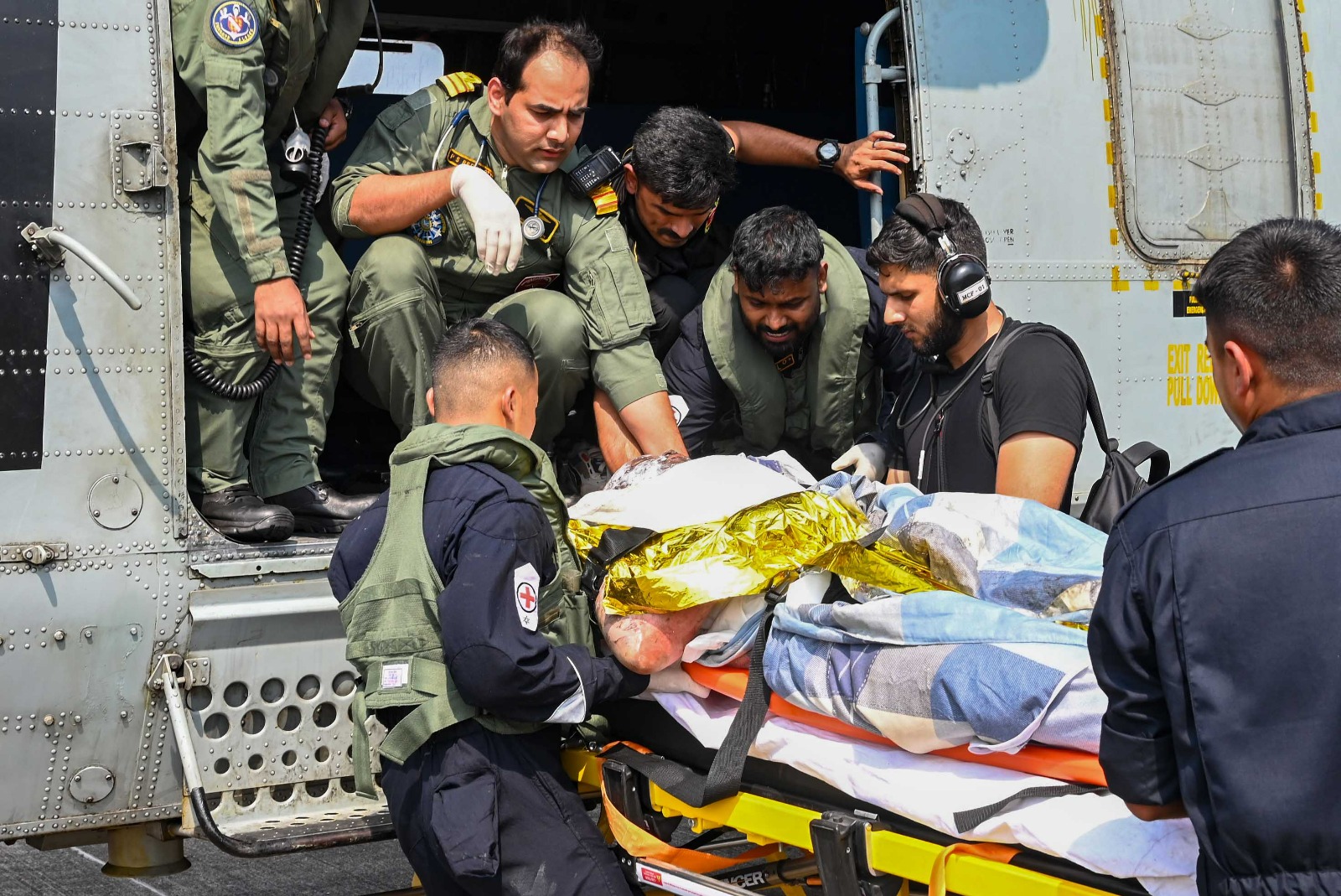 भारतीय नौसेना और तटरक्षक बल ने समुद्र में साहसिक चिकित्सा निकासी अभियान चलाया