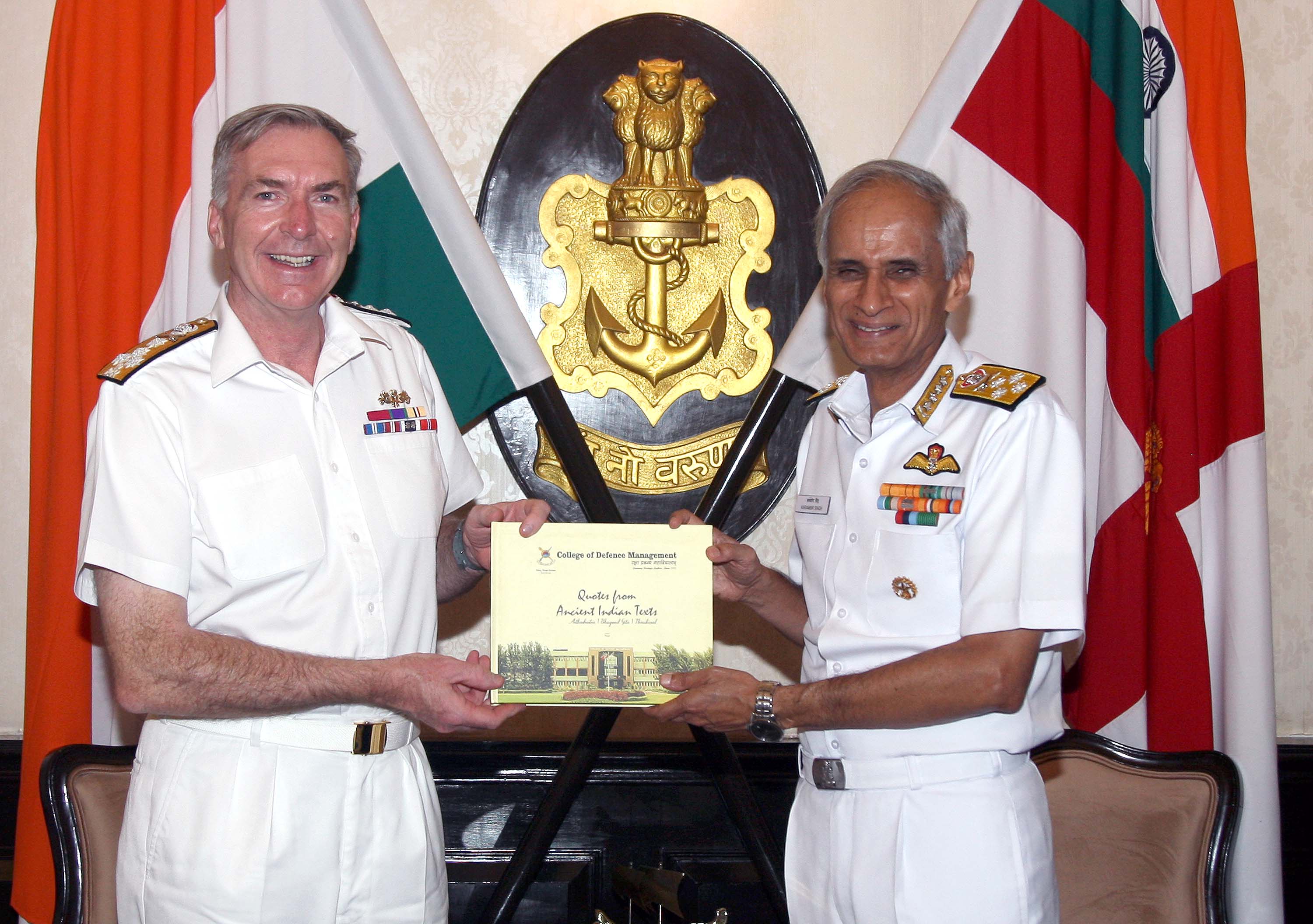 श्री राजनाथ सिंह ने लगातार दूसरे कार्यकाल के लिए रक्षा मंत्री के रूप में कार्यभार संभालने के बाद अपने पहले दौरे में विजाग के पूर्वी समुद्री तट पर भारतीय नौसेना की परिचालन तत्परता की समीक्षा की