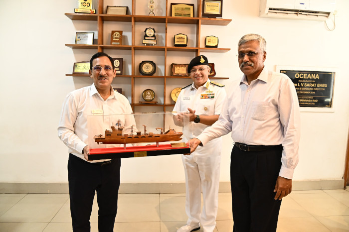 हिंदुस्तान शिपयार्ड लिमिटेड, विशाखापत्तनम में भारतीय नौसेना के लिए पहले फ्लीट सपोर्ट जहाज की स्टील कटिंग