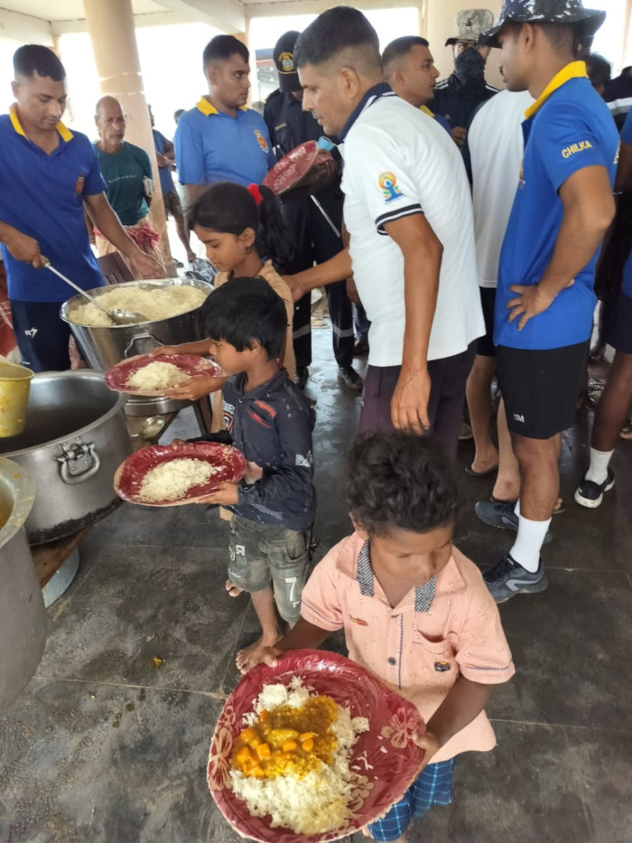 भारतीय नौसेना ने ओडिशा में चक्रवात दाना से प्रभावित गाँवों के लिए राहत प्रयासों को संगठित किया