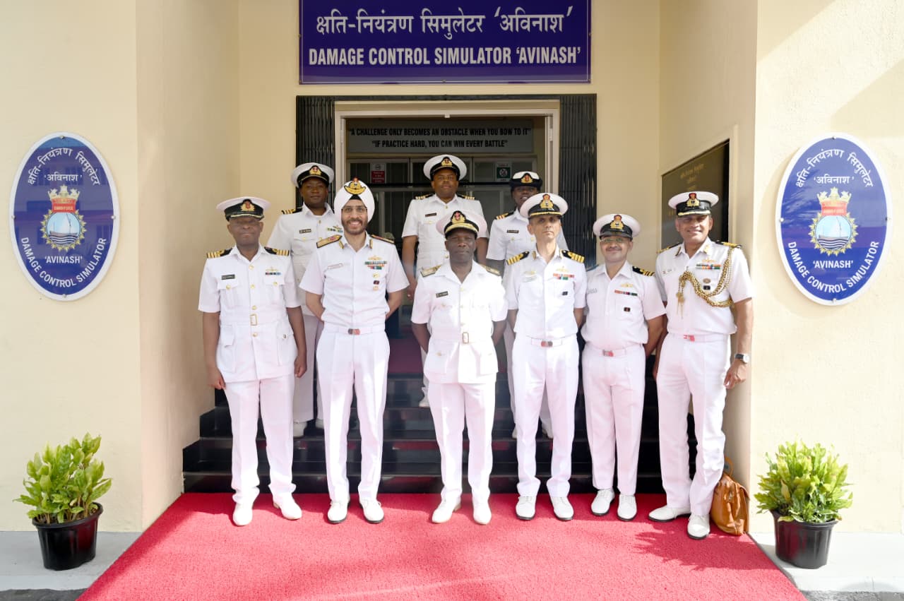  केन्या नौसेना के कमांडर मेजर जनरल पॉल ओवुओर ओटिएनो ने दक्षिणी नौसेना कमान का दौरा किया