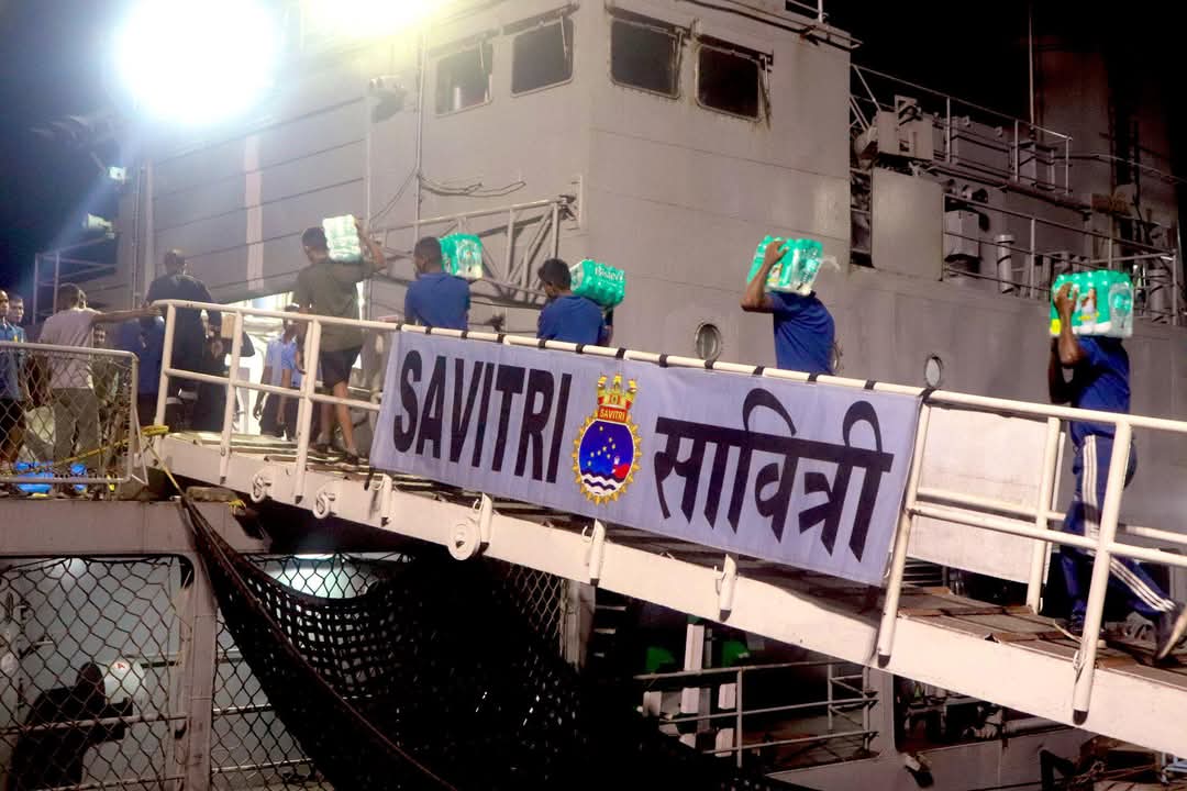 ऑपरेशन ब्रह्मा - भारतीय नौसेना पोत राहत सामग्री के साथ रवाना