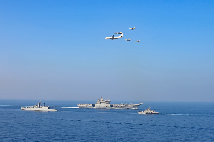 भारत की राष्ट्रपति, श्रीमती द्रौपदी मुर्मू ने भा.नौ.पो. विक्रांत पर भारतीय नौसेना के संचालन का अवलोकन किया