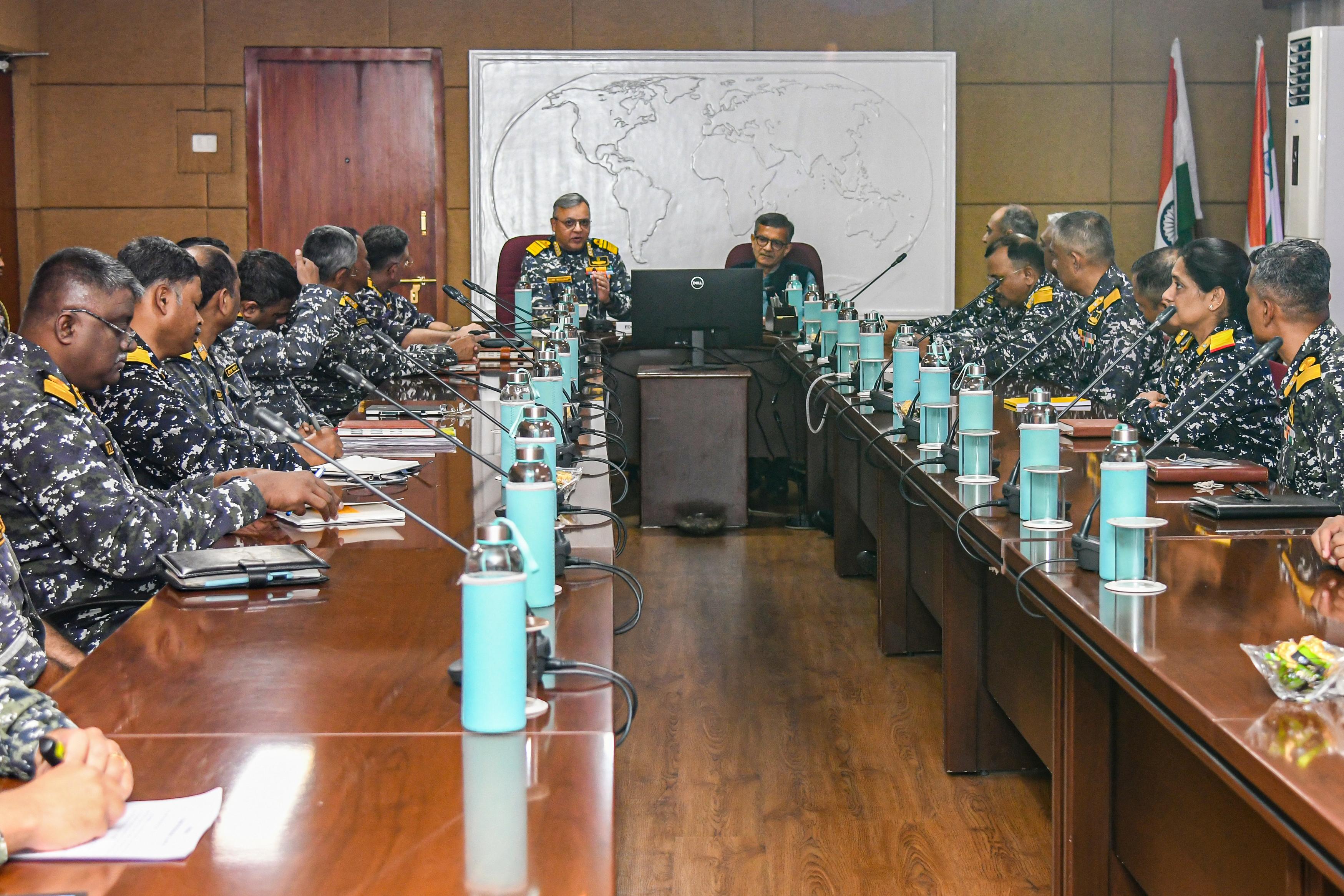 रक्षा सचिव ने पूर्वी नौसेना कमान का दौरा किया