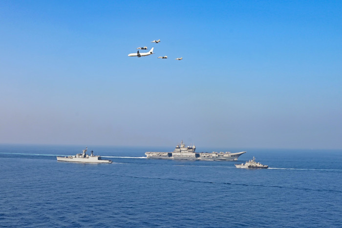 भारत की राष्ट्रपति, श्रीमती द्रौपदी मुर्मू ने भा.नौ.पो. विक्रांत पर भारतीय नौसेना के संचालन का अवलोकन किया