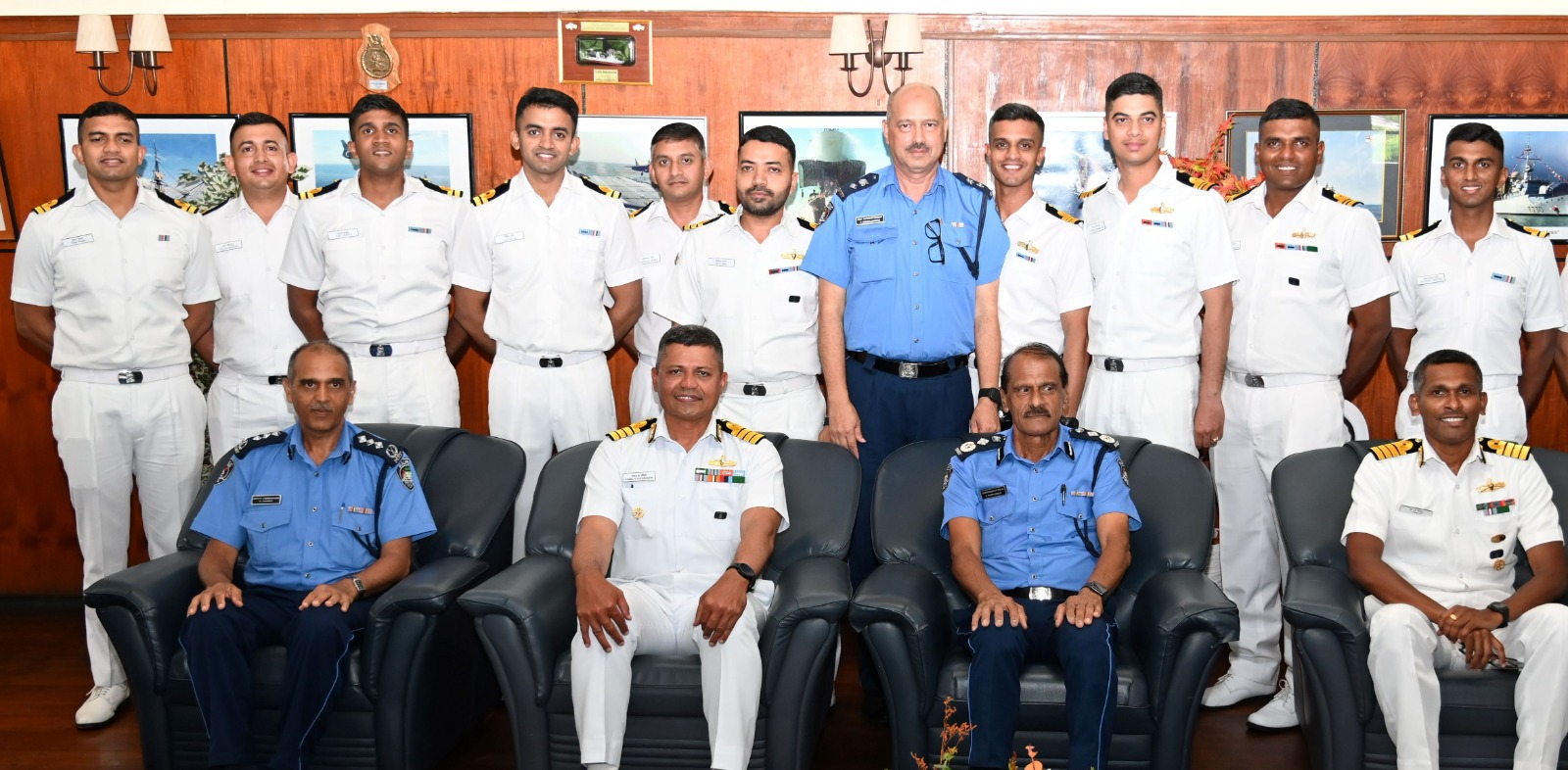 भा.नौ.पो. इम्फाल ने राष्ट्रीय दिवस समारोह के लिए पोर्ट लुइस की यात्रा पूरी की