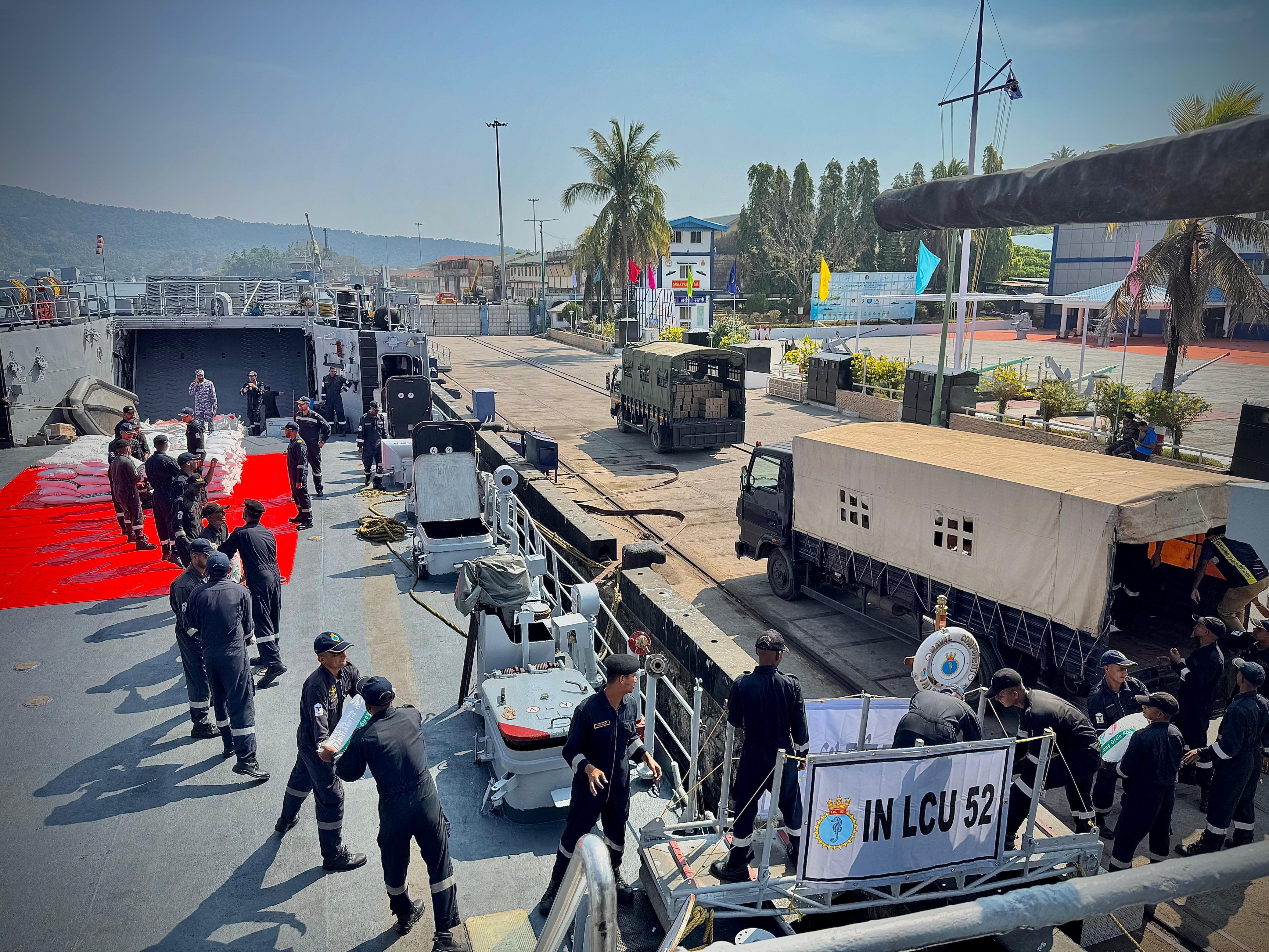 ऑपरेशन ब्रह्मा - भारतीय नौसेना पोत राहत सामग्री के साथ रवाना