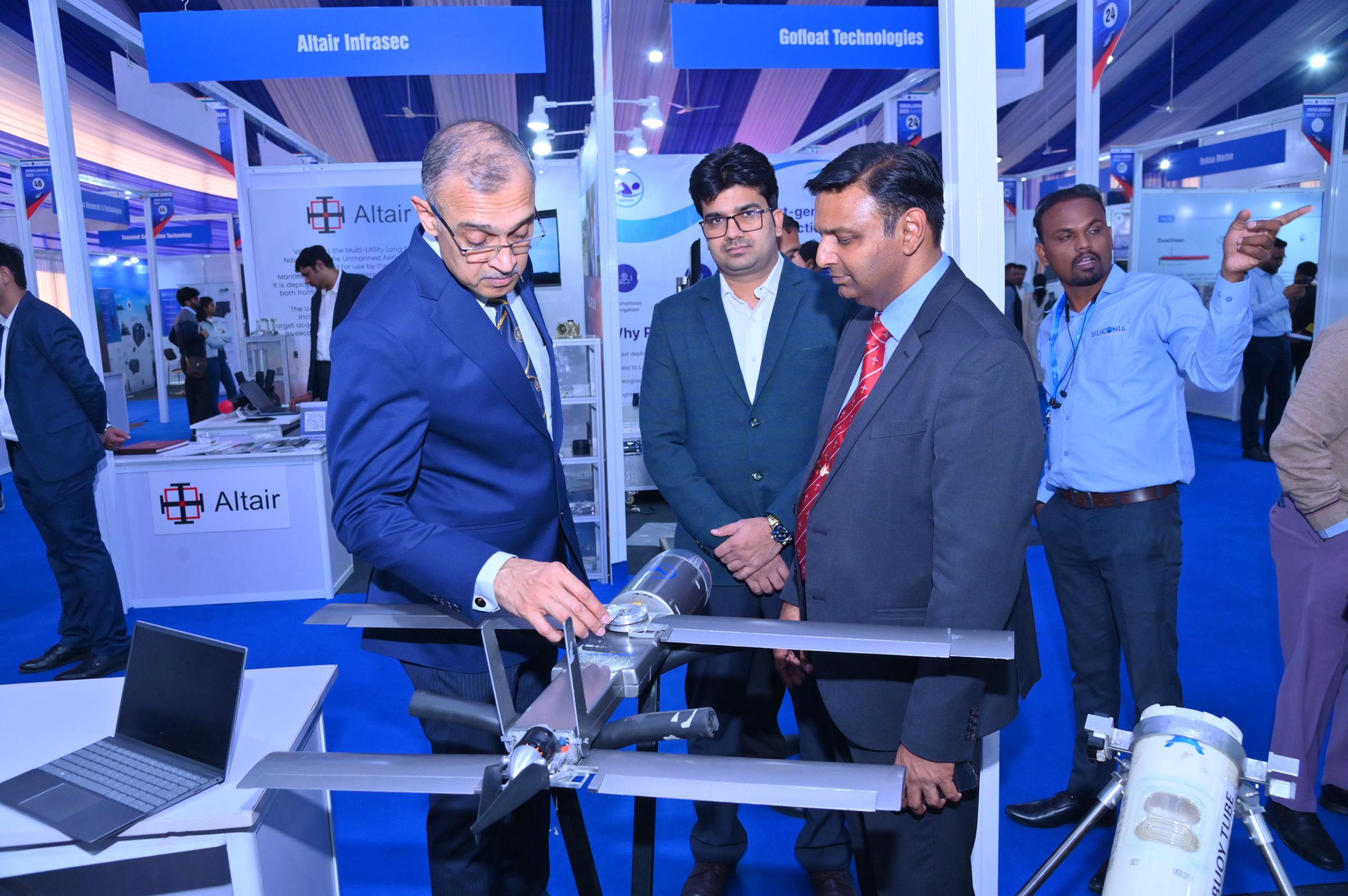 The second day of the Indian Navy’s flagship Naval Innovation and Indigenisation Organisation (NIIO) Swavlamban 2025 Seminar continued its strong momentum at the Manekshaw Centre, New Delhi, with focussed deliberations on emerging technologies, innovation funding, and reinforcing the nation’s defence innovation architecture.   Day 2 featured two highly engaging interactive sessions centred on ‘Future and Emerging Technologies’ and ‘Boosting the iDEX Ecosystem’. Distinguished subject experts, industry leader