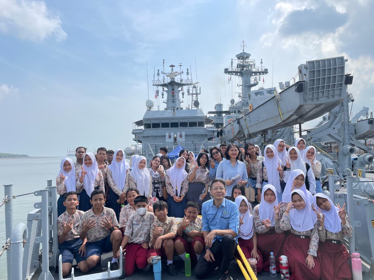  FIRST TRAINING SQUADRON OF INDIAN NAVY STRENGTHENS MARITIME BONDS AT INDONESIA