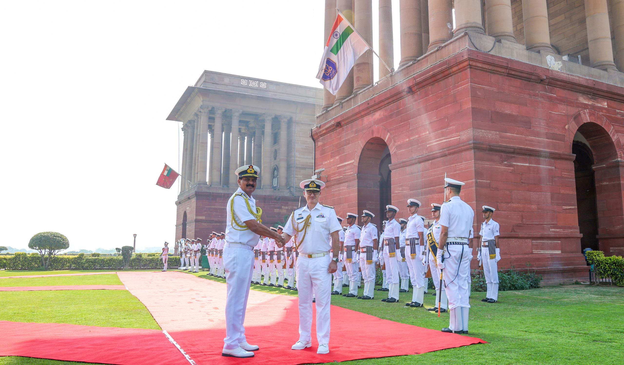 समुद्री सहयोग को मजबूत करना: आर.एन.जेड.एन. के नौसेना प्रमुख ने भारत का दौरा किया