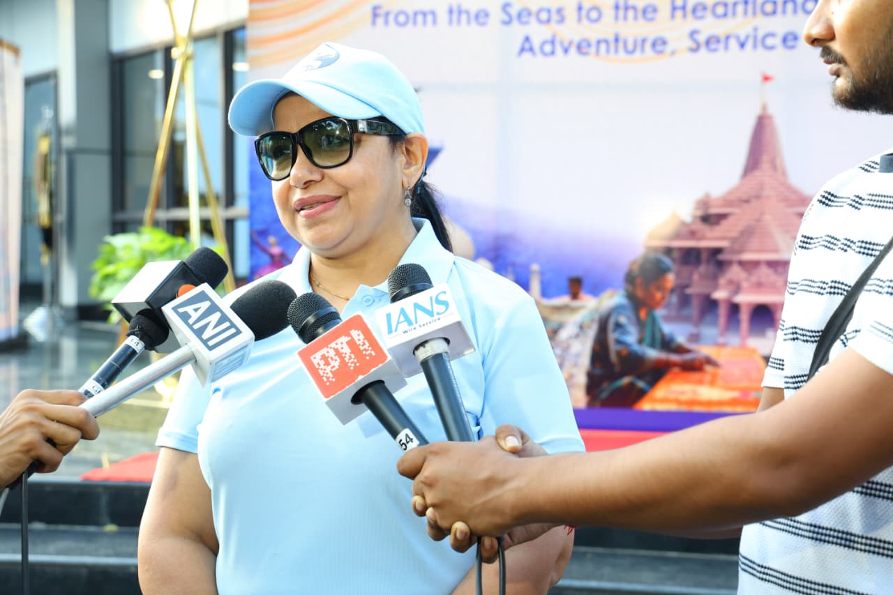 CHIEF OF THE NAVAL STAFF FLAGS OFF INDIAN NAVY CAR RALLY FOR NATIONAL OUTREACH