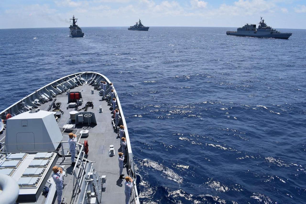 भारतीय नौसेना के पूर्वी बेड़े के पोतों ने दक्षिण पूर्व एशिया में परिचालन तैनाती के तहत मनीला में पोर्ट कॉल समाप्त किया