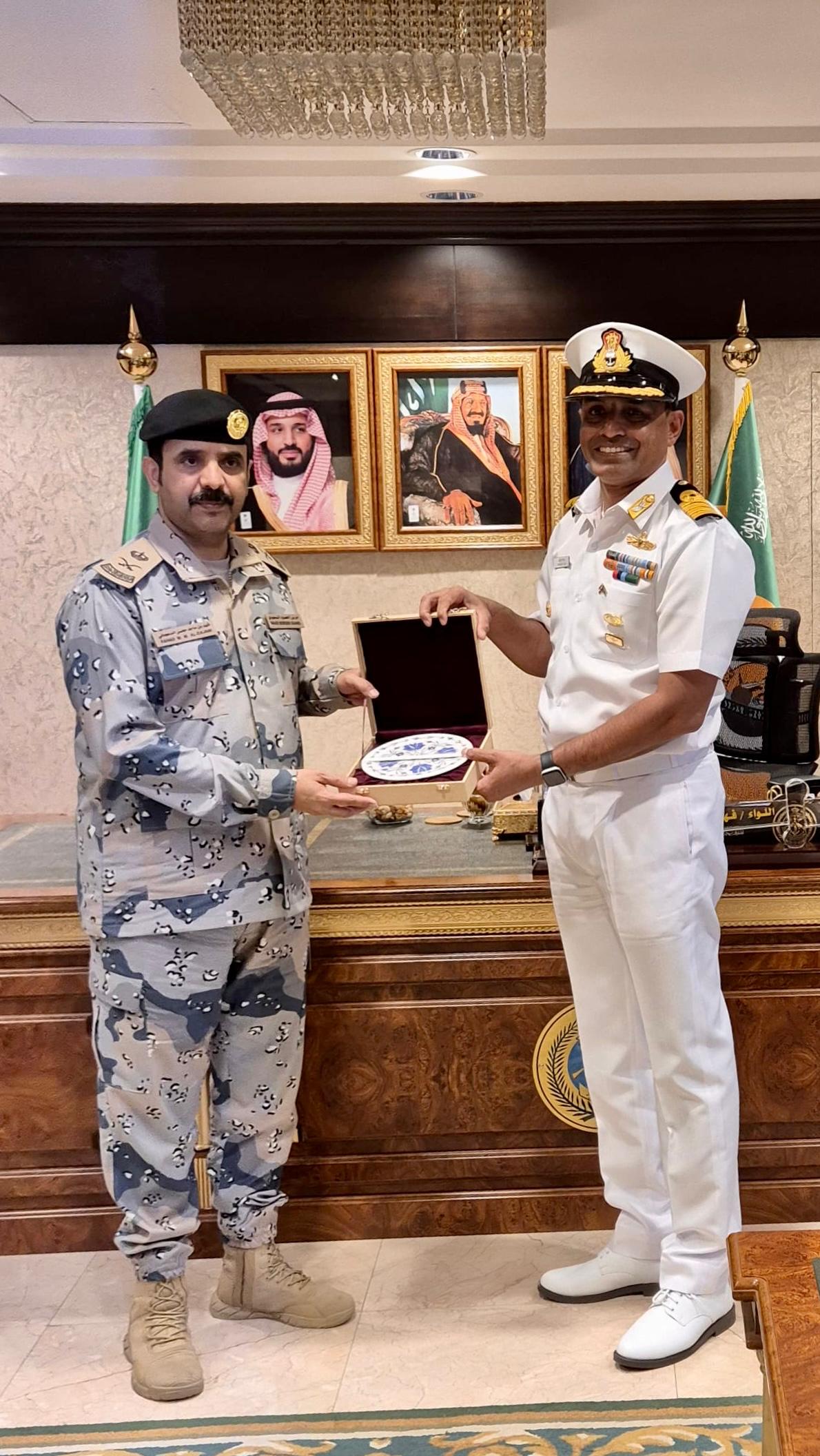 भारतीय नौसेना के पोत तमाल और सूरत ने जेद्दा, सऊदी अरब से प्रस्थान किया