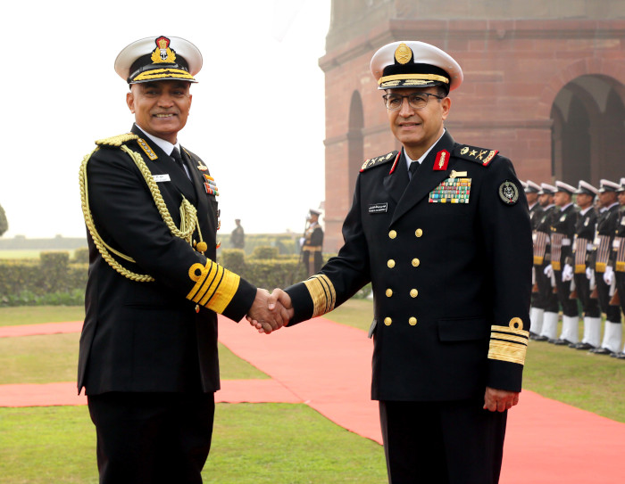 परियोजना सीबर्ड चरण IIA के भाग के रूप में करवार नौसेना बेस पर एडमिरल आर हरि कुमार, नौसेना स्टाफ के प्रमुख द्वारा नौसेना घाट और आवासीय सुविधाओं का उद्घाटन