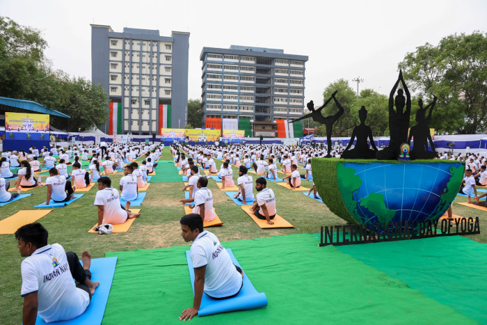 भारतीय नौसेना ने मनाया अंतर्राष्ट्रीय योग दिवस (आई.डी.वाई.) – 24