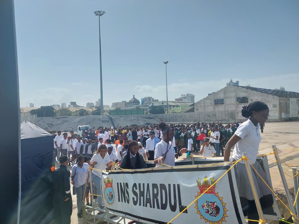  भारतीय नौसेना ने मापुटो में प्रथम प्रशिक्षण स्क्वाड्रन की पोर्ट कॉल के दौरान मोज़ाम्बिक नौसेना के  साथ संबंध मजबूत किए