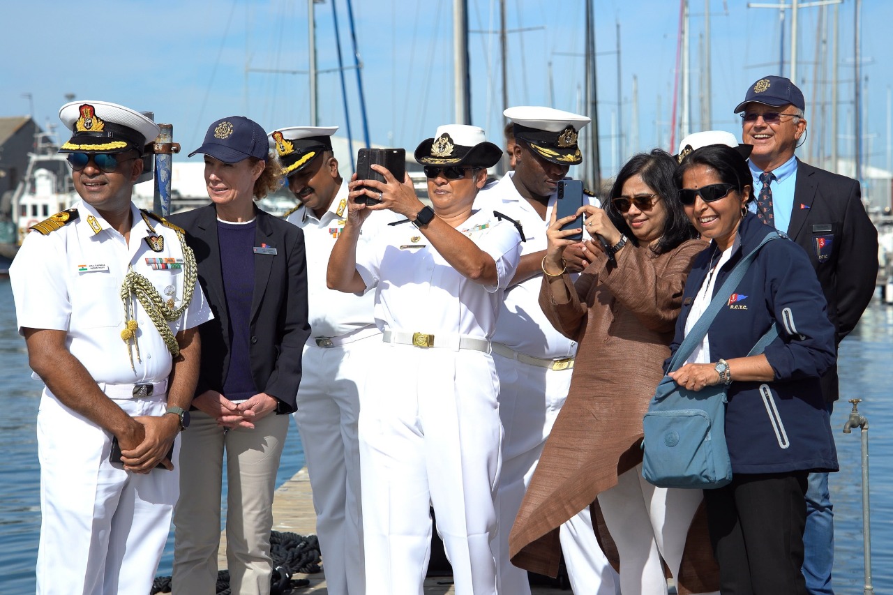 नाविका सागर परिक्रमा II तरिणी ने केप टाउन, दक्षिण अफ्रीका में प्रवेश किया