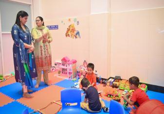 एन.डब्ल्यू.डब्ल्यू.ए. की अध्यक्षा ने आई.एन.एच.एस. अस्विनी में प्रारंभिक हस्तक्षेप केंद्र (ई.आई.सी.) चेतना, का दौरा किया