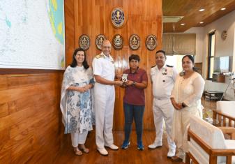 पश्चिमी नौसेना कमान के सभी कर्मचारी साहसी तैराक जिया राय को अपनी शुभकामनाएं दीं