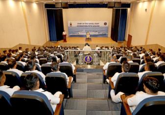 एडमिरल दिनेश के. त्रिपाठी सी.एन.एस. ने नौसेना मुख्यालय और दिल्ली क्षेत्र की इकाइयों में तैनात भारतीय नौसेना के नाविकों को नौसेना भवन, नई दिल्ली में 12 जून 2024 को संबोधित किया।