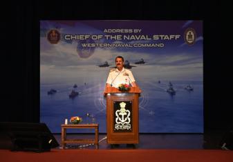 एडमिरल दिनेश के. त्रिपाठी सी.एन.एस. और श्रीमती शशि त्रिपाठी, अध्यक्ष एन.डब्ल्यू.डब्ल्यू.ए. ने 15-16 जून 2024 को मुंबई में पश्चिमी नौसेना कमान का आधिकारिक दौरा किया।