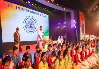 नौसेना प्रमुख एडमिरल दिनेश के. त्रिपाठी ने नई दिल्ली के मॉडर्न स्कूल, बराखंभा रोड में स्वतंत्रता समारोह में मुख्य अतिथि के रूप में भाग लिया