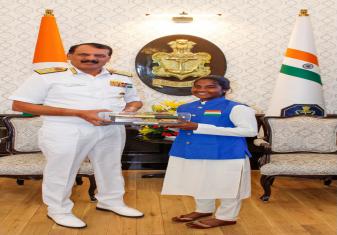 नौसेना प्रमुख एडमिरल दिनेश के त्रिपाठी ने मिस एस.के. रमीजा भानु से मुलाकात की