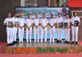 एस.एस.आर. (मेड) प्रशिक्षुओं के पहले बैच का समापन समारोह