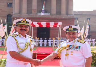 वाइस एडमिरल समीर सक्सेना, फ्लैग ऑफिसर कमांडिंग-इन-चीफ, दक्षिणी नौसेना कमान ने नौसेना प्रमुख एडमिरल दिनेश के. त्रिपाठी से भेंट की