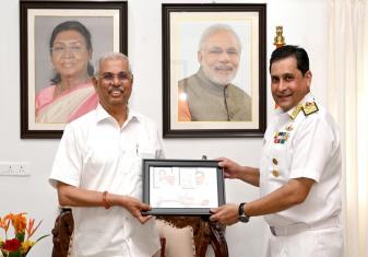VICE ADMIRAL SAMEER SAXENA FOCINC, SNC CALLED ON HON'BLE GOVERNOR OF KERALA 
