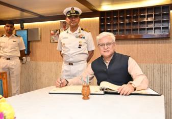 माननीय तेलंगाना राज्यपाल ने आईएनएस हिमगिरि एवं कलवरी श्रेणी की पनडुब्बी का दौरा किया