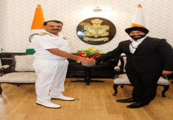 CNS ADM DINESH K TRIPATHI MEETS SAMUDRAYAN CHIEF PILOT AT NHQ
