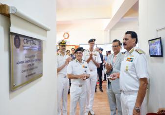 एडमिरल दिनेश के. त्रिपाठी, नौसेना स्टाफ के प्रमुख, ने आर्टिफिशियल इंटेलिजेंस परीक्षण और शिक्षण के लिए कम्प्यूटेशनल संसाधन – क्रिस्टल का उद्घाटन किया