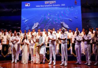  संगीत की धुनें, शास्त्रीय और समकालीन रचनाओं का एक आदर्श मिश्रण थीं, जो उनकी बहुमुखी प्रतिभा और विविध शैलियों पर महारत को दर्शाती थीं, साथ ही हमारी समुद्री विरासत और राष्ट्र के प्रति अटूट प्रतिबद्धता को श्रद्धांजलि भी थीं। बैंड का प्रदर्शन केवल एक वार्षिक समारोह नहीं था, यह संगीत, कला और संस्कृति की एकजुट करने वाली शक्ति का उत्सव था, जो सभी उपस्थित लोगों पर एक अमिट छाप छोड़ गया।