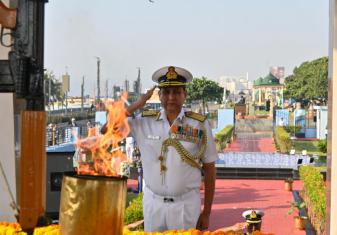 प्रेस विज्ञप्ति - पूर्वी नौसेना कमान ने विजय दिवस को गरिमामय समारोह के साथ मनाया