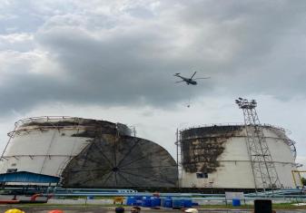 भारतीय नौसेना का सीकिंग हेलीकॉप्टर आग बुझाने के लिए फायर बकेट के साथ तैनात