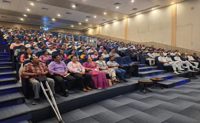 चल रहे 60-दिवसीय मनोवैज्ञानिक और आध्यात्मिक चुनौती के हिस्से के रूप में, नौसेना मुख्यालय/डी.सी.पी. ने ब्रह्माकुमारीज़ के सहयोग से नौसेना मुख्यालय और दिल्ली क्षेत्र में तैनात नौसेना नागरिकों के लिए *भौतिकवादी विश्व में आध्यात्मिक जीवन* पर एक विशेष संवादात्मक सत्र का आयोजन किया। यह प्रबुद्ध सत्र ब्रह्माकुमारीज़ के सुरक्षा सेवा विंग के प्रख्यात आध्यात्मिक मार्गदर्शक श्री बी.के. संजीव भाई द्वारा आयोजित किया गया। अपनी बुद्धिमत्ता, ज्ञान और संबंधित उपाख्यानों के साथ, वक्ता ने आधुनिक जीवन की अराजकता और व्याकुलताओं