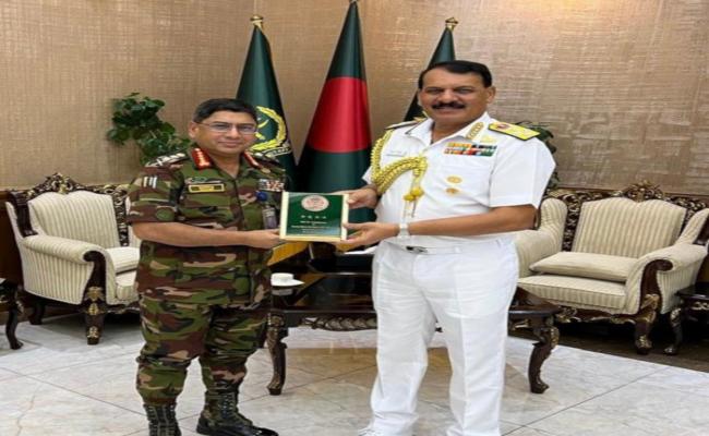 बांग्लादेश सेना प्रमुख जनरल वाकर-उज-ज़मान से एडमिरल दिनेश के. त्रिपाठी, सी.एन.एस. की बातचीत