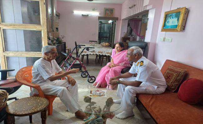 कमांड वेलफेयर ऑफिसर, पूर्वी नौसेना कमान ने भारतीय नौसेना के अनुभवी से मुलाकात की