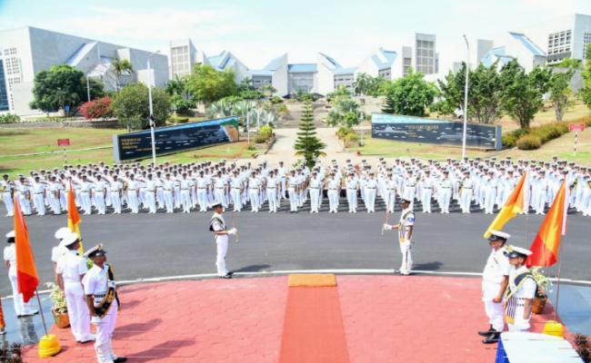 पुष्पांजलि समारोह पासिंग आउट प्रशिक्षुओं द्वारा आयोजित किया गया