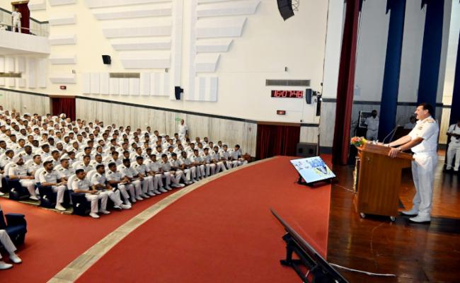 एडमिरल दिनेश के. त्रिपाठी सी.एन.एस. और श्रीमती शशि त्रिपाठी, अध्यक्ष एन.डब्ल्यू.डब्ल्यू.ए. ने 15-16 जून 2024 को मुंबई में पश्चिमी नौसेना कमान का आधिकारिक दौरा किया।