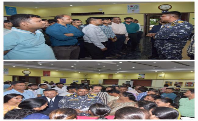 नौसेना मुख्यालय/ डी.सी.पी. से कमोडोर सौरभ अग्रवाल, कमोडोर (सी.पी.)-II, श्री एल रॉबर्टसन सिंह, सी.सी.पी.ओ., मुख्यालय पश्चिमी नौसेना कमान के साथ, 28 जून 2024 को मुंबई के सामग्री संगठन (मैटेरियल ऑर्गनाइजेशन) का दौरा किया।