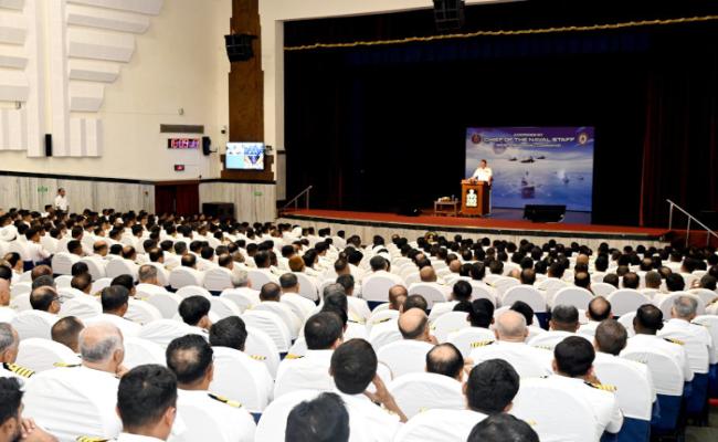 एडमिरल दिनेश के. त्रिपाठी ने पश्चिमी नौसेना कमान के कर्मियों के साथ अपनी पहली यात्रा के दौरान बातचीत की