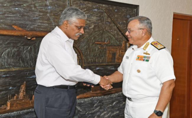 श्री गिरिधर अरमाने आई.ए.एस., रक्षा सचिव ने पूर्वी नौसेना कमान के फ्लैग ऑफिसर कमांडिंग इन चीफ से मुलाकात की