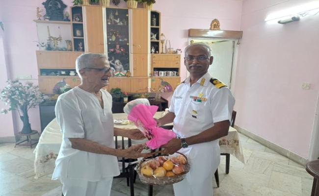 कमांड वेलफेयर ऑफिसर, पूर्वी नौसेना कमान ने भारतीय नौसेना के अनुभवी से मुलाकात की